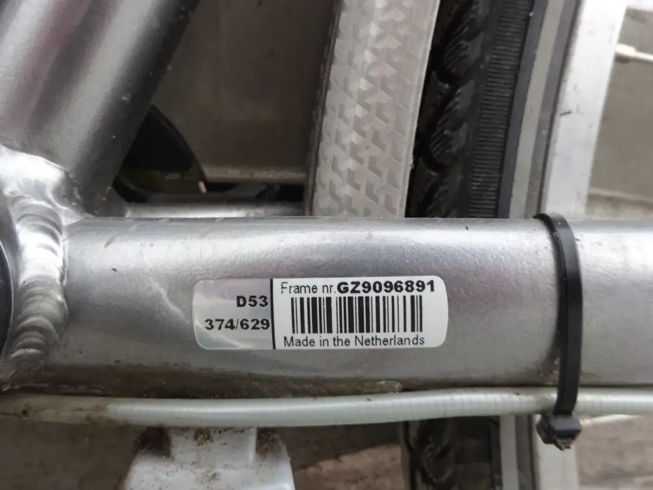 Naklejka na ramie roweru z numerem GZ9096891. D53 374/629. Made in the Netherlands. Tak sprawdzisz rok produkcji roweru.
