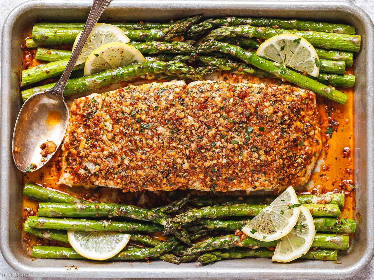 Pieczony halibut z chrupiącą panierką i szparagami, skropiony cytryną. Czy halibut jest zdrowy? Tak, to doskonałe źródło białka i omega-3!