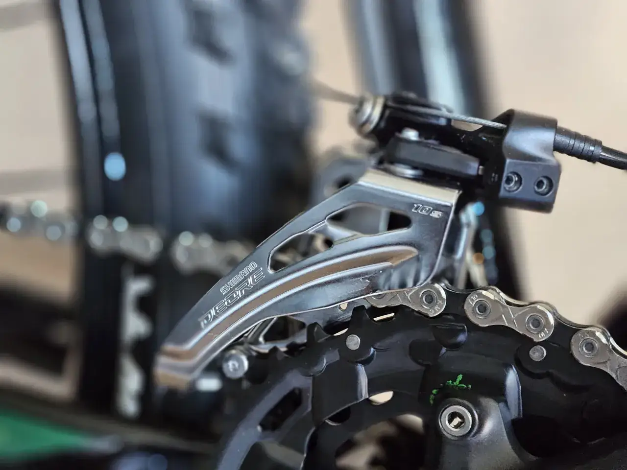 Błyszczące przerzutki w rowerze Shimano Deore 10s, gotowe do płynnej zmiany biegów podczas każdej wyprawy.