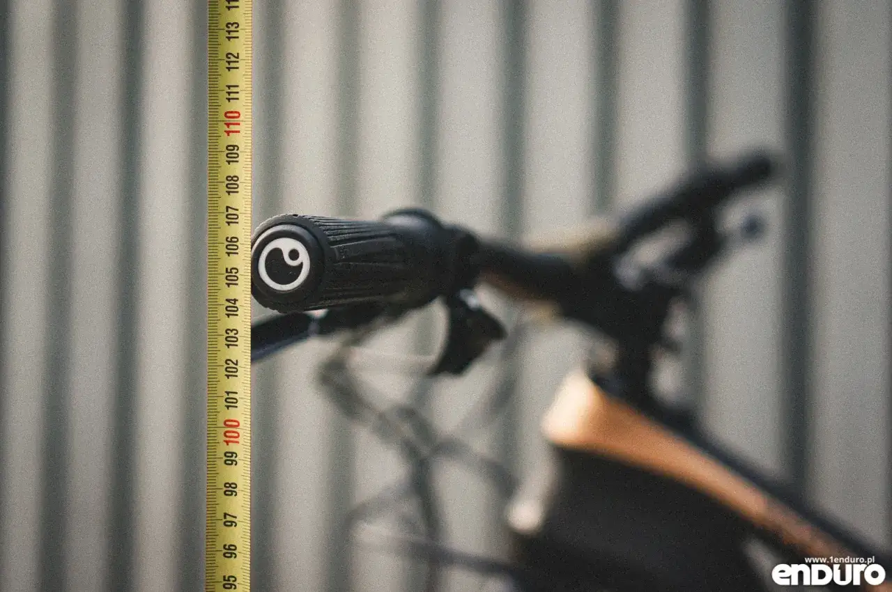 Miarka obok kierownicy roweru pokazuje, jak ustawić kierownicę dla optymalnej pozycji.