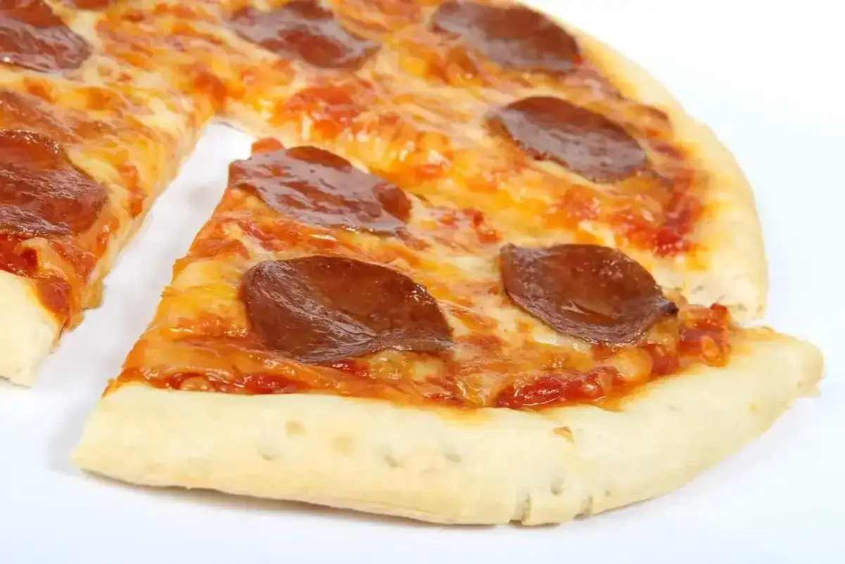 Pyszna pizza pepperoni, idealna na wieczór. Zastanawiasz się, ile kcal ma pizza 32 cm? Ta wygląda na około 1000-1200 kcal.