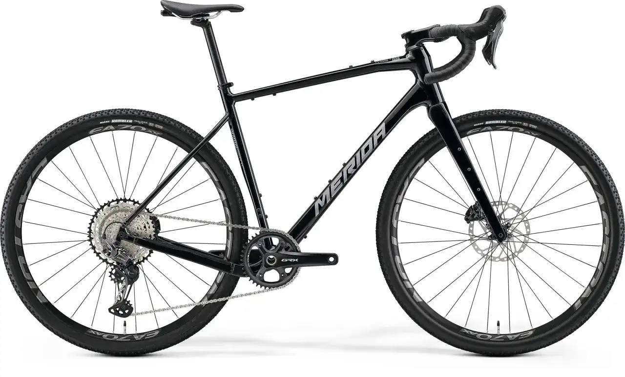 Czarny rower gravelowy marki Merida z napędem Shimano GRX i oponami Maxxis Rambler.