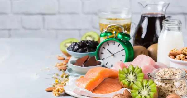 Zegar i produkty bogate w tryptofan: łosoś, kiwi, śliwki, mleko, orzechy, owies. Zastanawiasz się, po jakim czasie działa tryptofan?