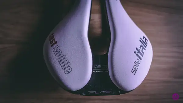 Jasne, oto propozycja:

Białe siodełko rowerowe Selle Italia Flite z napisem "test saddle" i "Superflow". Dowiedz się, jak dobrać siodełko rowerowe idealnie dopasowane do Ciebie.