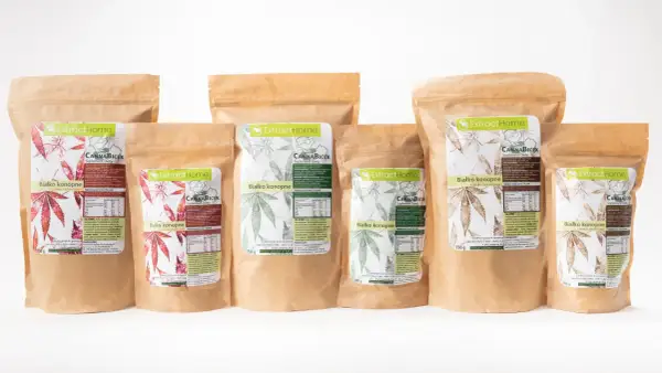 Kilka opakowań białka konopnego ExtractHome o różnych smakach i gramaturach. Produkt ten ma wiele cennych właściwości.