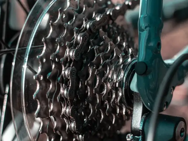 Zbliżenie na kasetę zębatą roweru, pokazującą mechanizm przerzutek.