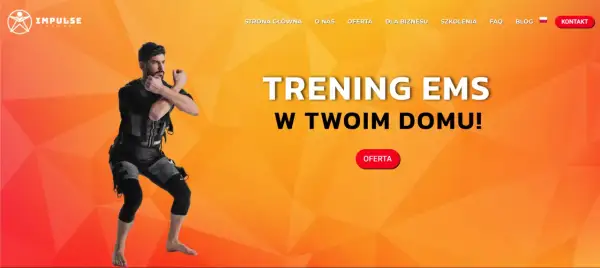 Mężczyzna w stroju do treningu EMS ćwiczy w domu. Sprawdź naszą ofertę na trening EMS!
