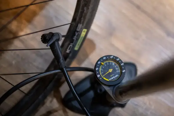 Manometr pompki rowerowej pokazuje aktualne jakie ciśnienie w oponach.